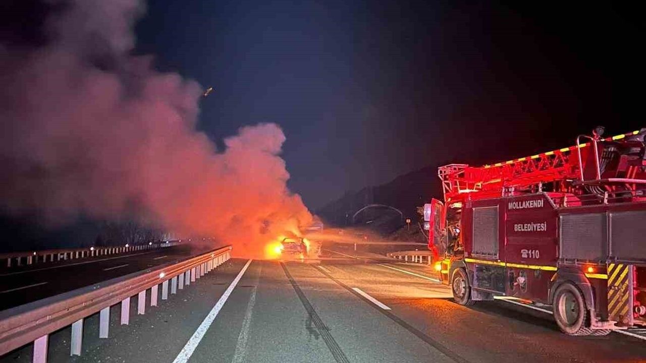 Elazığ'da otomobil römorka çarpıp alev aldı: 2 yaralı