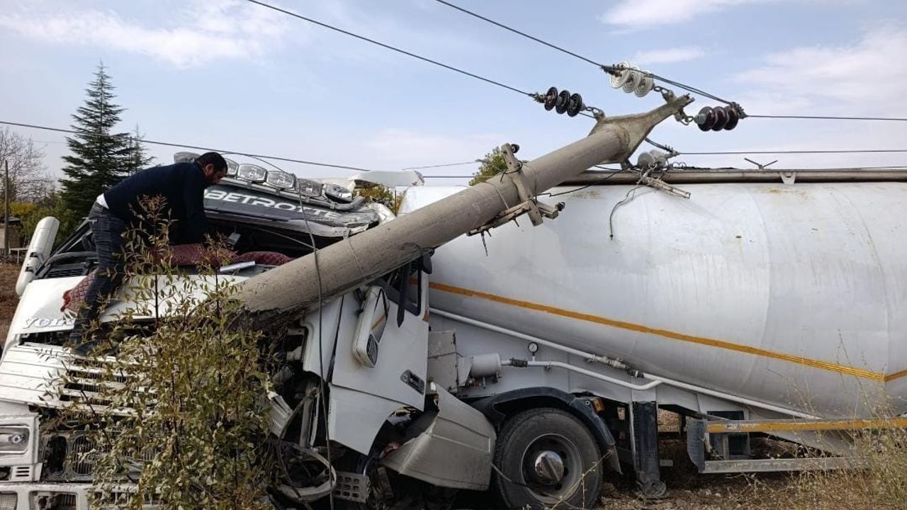 Elazığ’da silobas takılı tır elektrik direğine çarptı: 1 yaralı