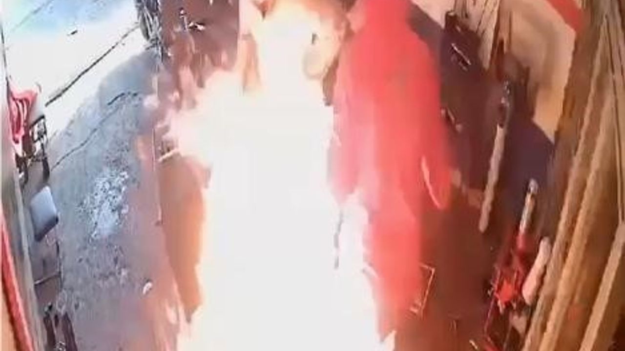 Elazığ'da tamirdeki motosiklet alev aldı: Yanıcı maddeyle müdahale eden 2 kişi alevlerin arasında kaldı