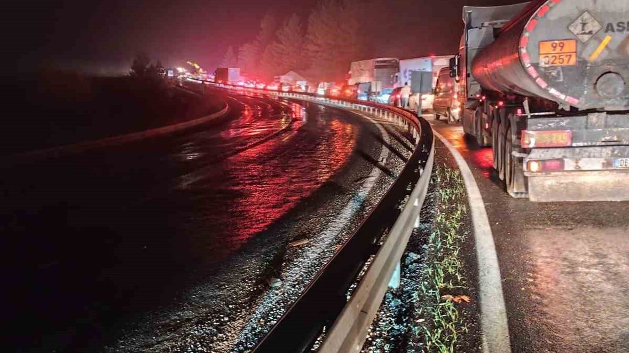 Elazığ'da tır devrildi: Maden'de yol ulaşıma kapandı