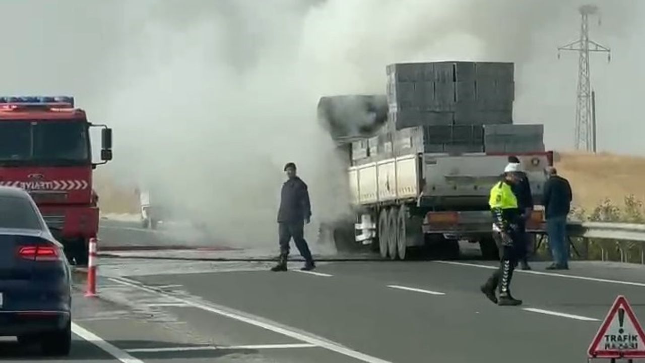 Elazığ'da tırın kabini alev aldı, yangın söndürüldü