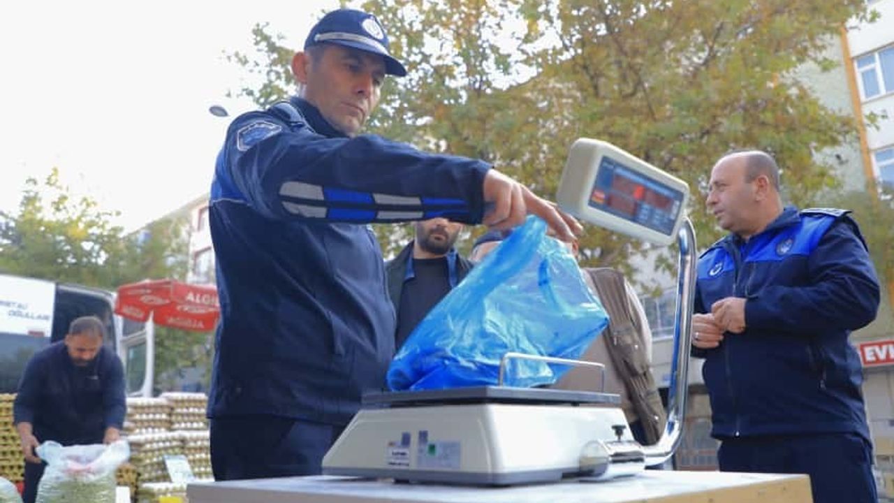 Elazığ'da zabıta semt pazarlarında kapsamlı denetim yaptı