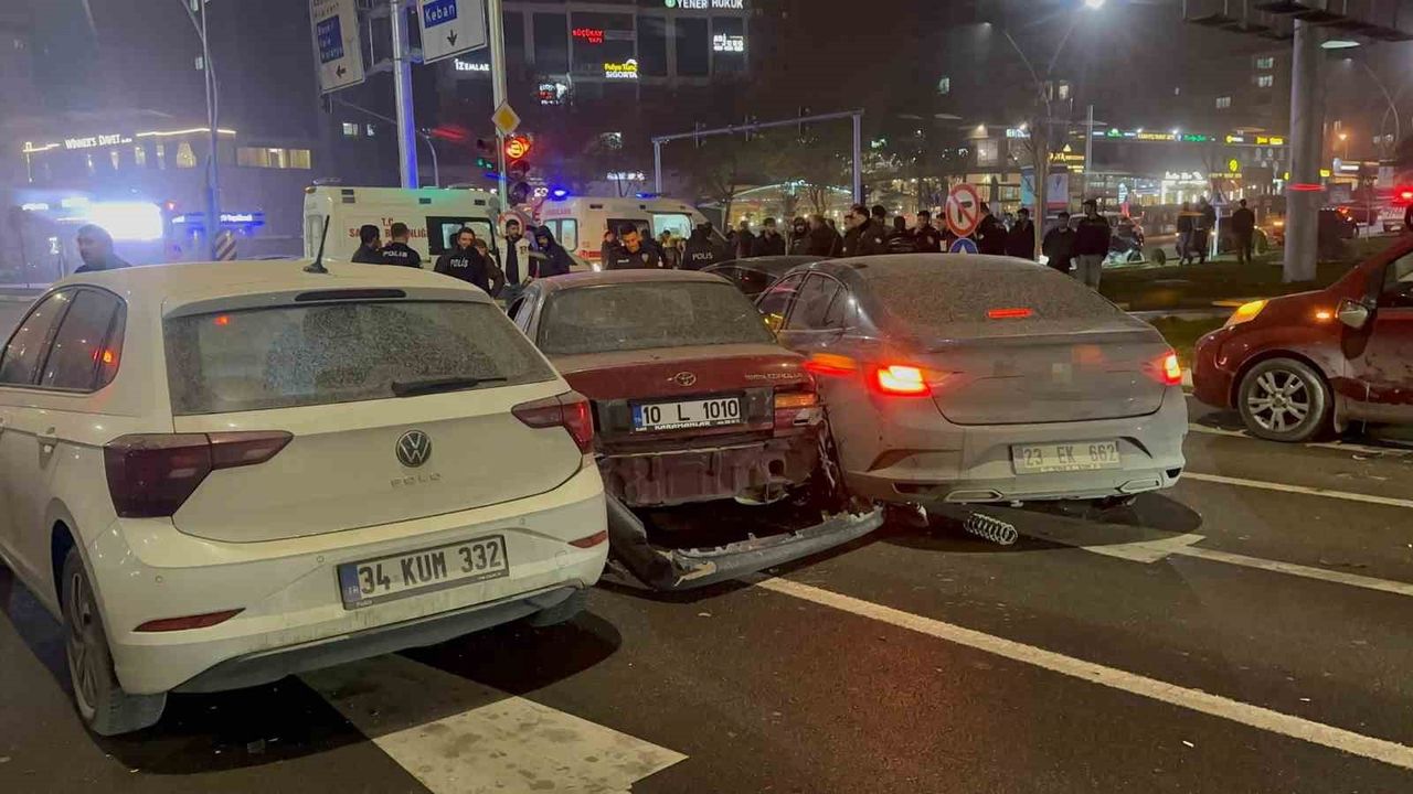 Elazığ’da zincirleme trafik kazası: 7 araç, 2 yaralı