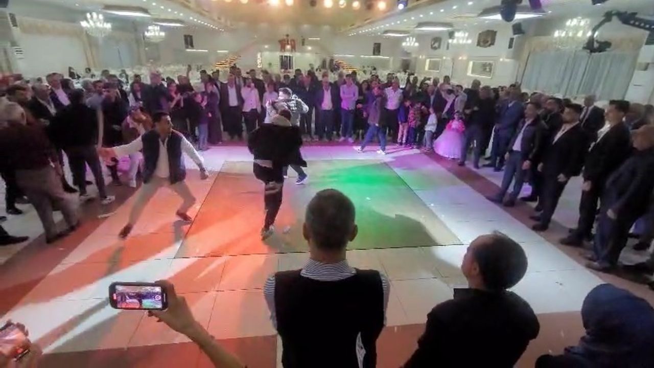 Elazığ düğününde Tura oyunu: Urganlarla birbirlerinin sırtına vurdular