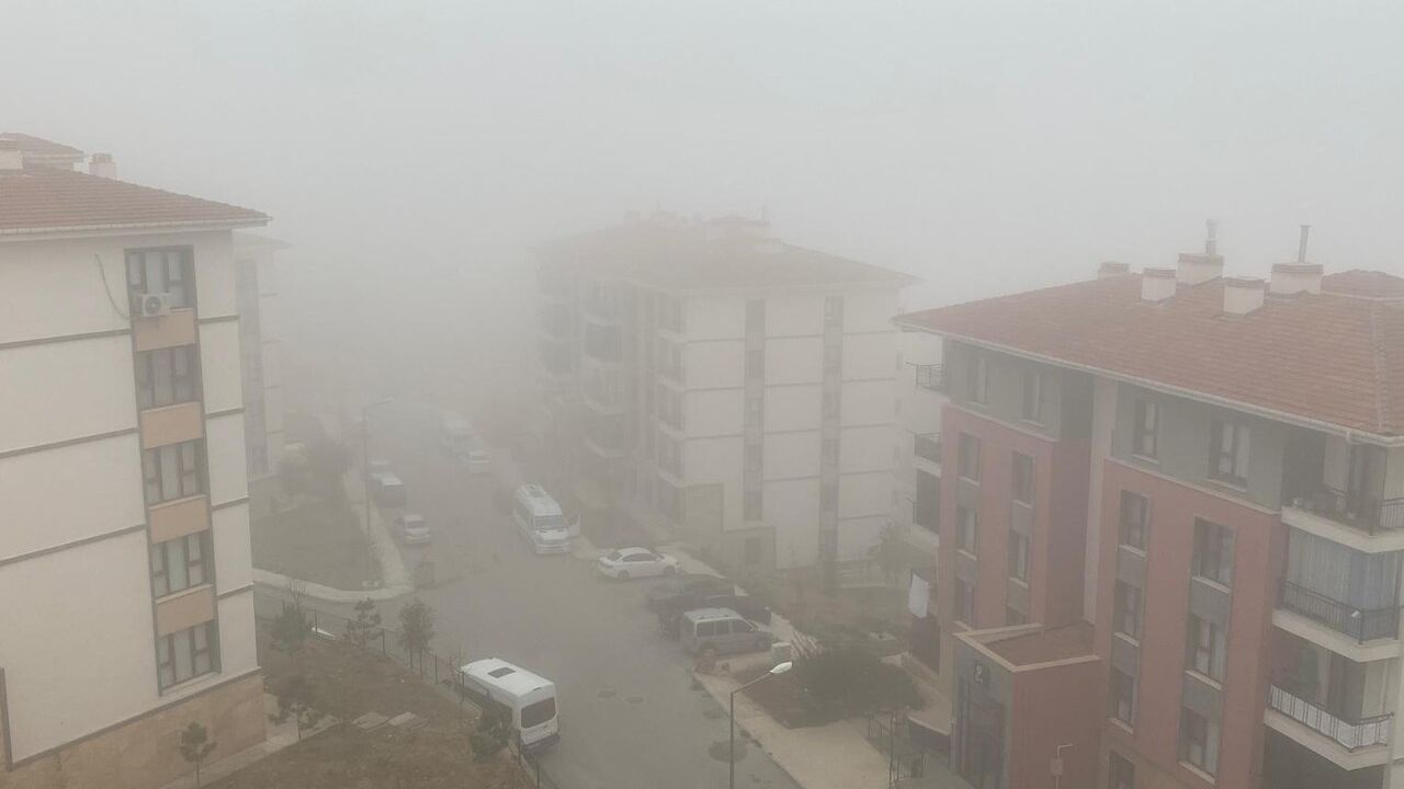 Elazığ’ın yüksek kesimlerinde yoğun sis görüşü 5 metreye düşürdü