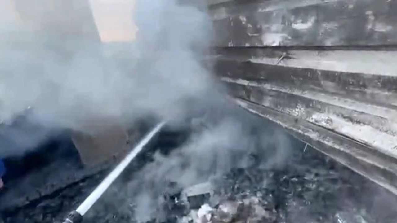 Elazığ Kovancılar'da Çatı Yangını Kontrol Altına Alındı