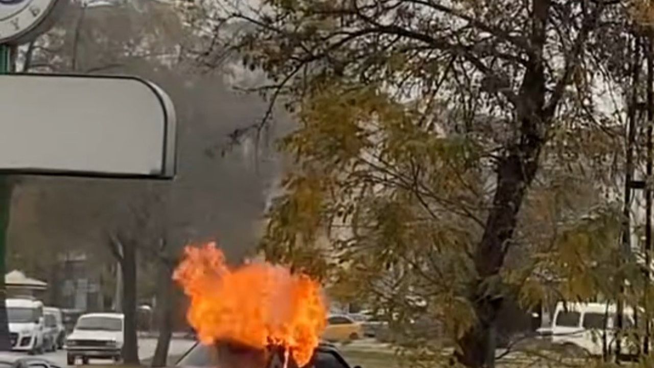 Elazığ Sanayi Sitesi'nde Seyir Halindeki Otomobil Yandı