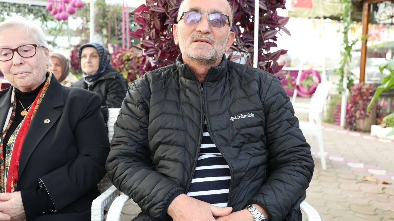 Emekli öğretmen 50 yıl sonra Karasu'da eski öğrencileriyle buluştu