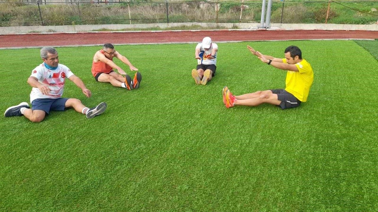 Emekli polis Sındırgı'da maraton dereceleriyle öne çıkıyor