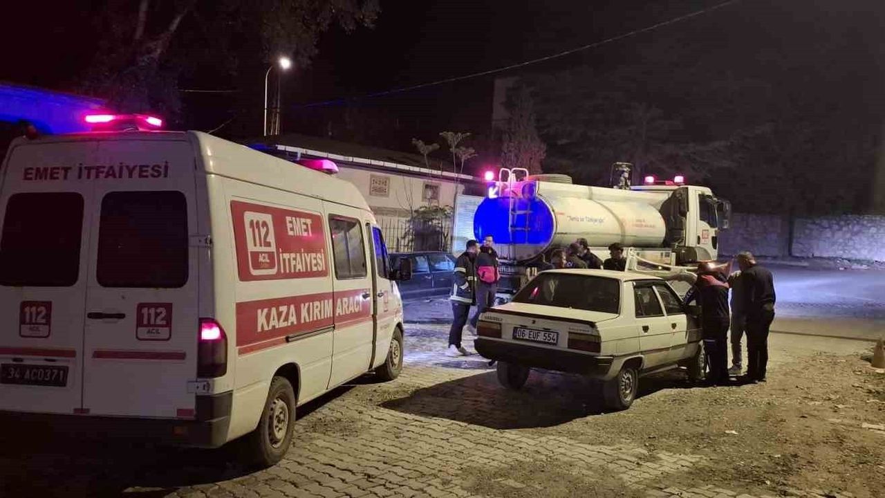 Emet'te seyir halindeki araçta çıkan yangın itfaiyenin müdahalesiyle söndürüldü