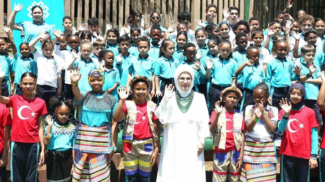 Emine Erdoğan Johannesburg'da Uluslararası Maarif Okulu'nu ziyaret etti