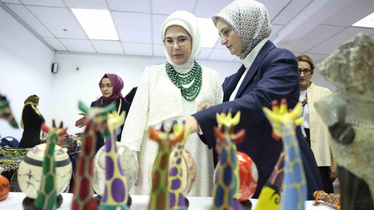Emine Erdoğan Johannesburg'ta Yunus Emre Enstitüsü'nü Ziyaret Etti
