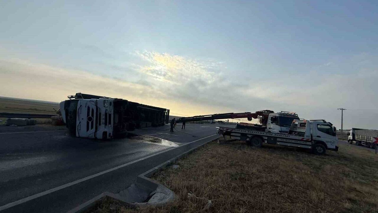 Emirdağ'da saman yüklü tır yol ortasına devrildi