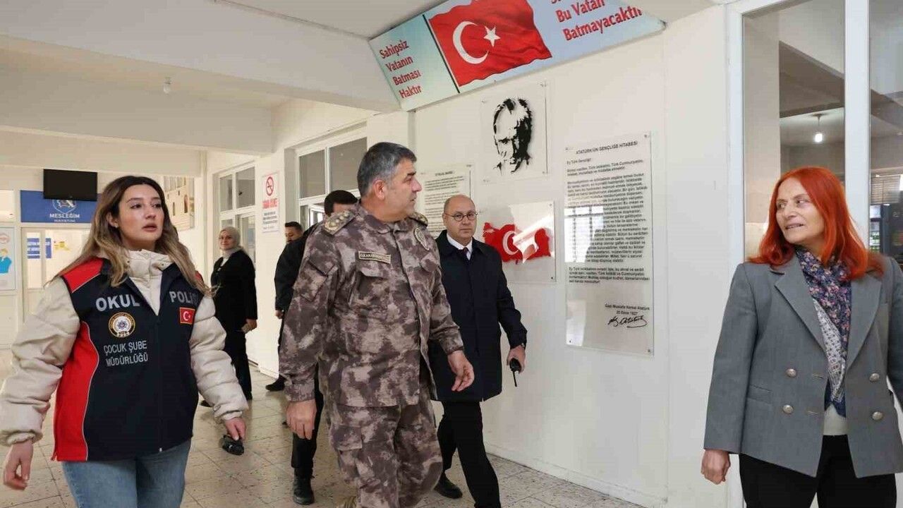 Emniyet Müdürü Onur Karaburun okul önlerindeki denetimleri yerinde inceledi
