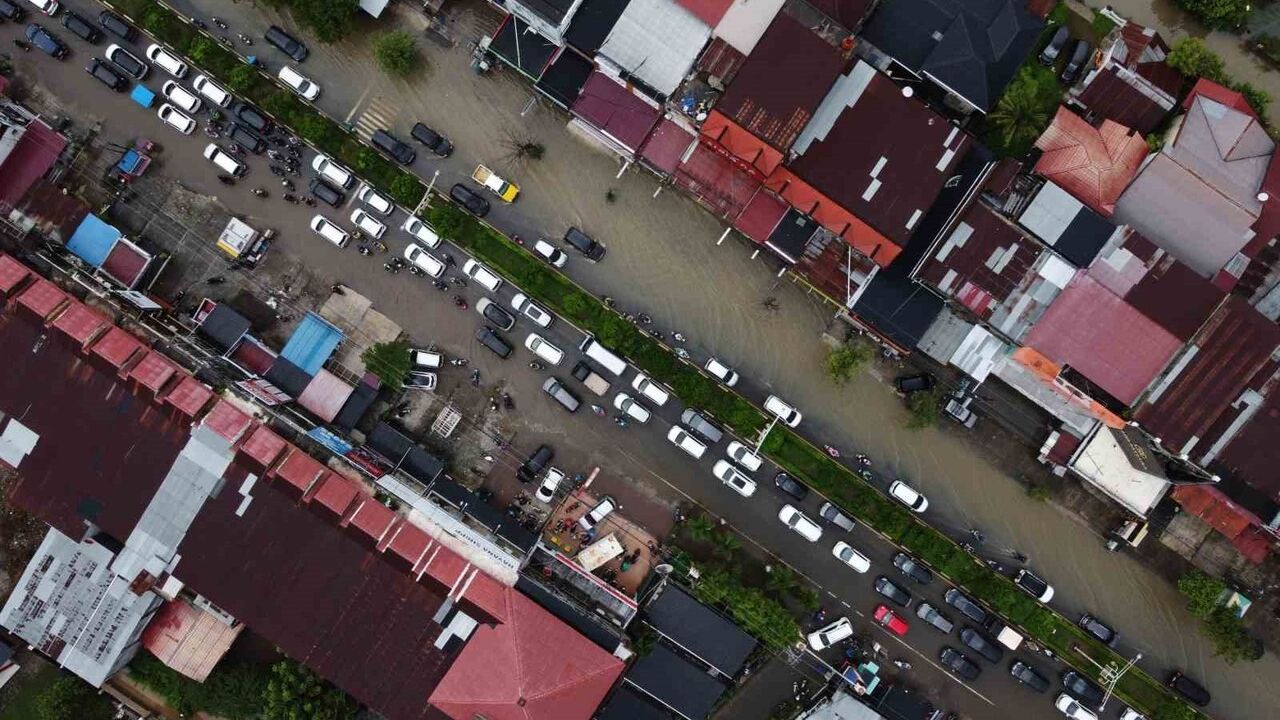 Endonezya'da sel ve toprak kaymalarında can kaybı 49'a yükseldi