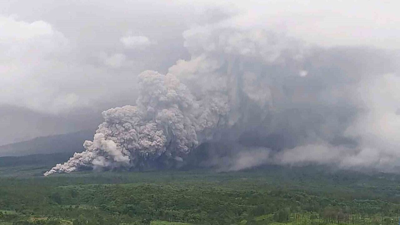 Endonezya’da Semeru Yanardağı patladı — Alarm seviyesi en yüksek düzeye çıkarıldı