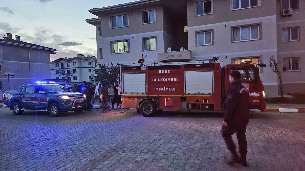 Enez'de apartman koridorunda komşusunu vurdu, ardından intihar etti