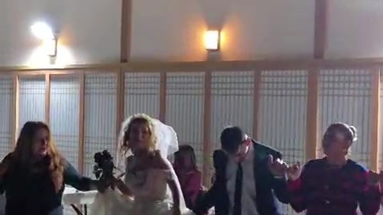 Enkazdan Kurtulan Çift, Konteyner Kent Komşularının Desteğiyle Evlendi