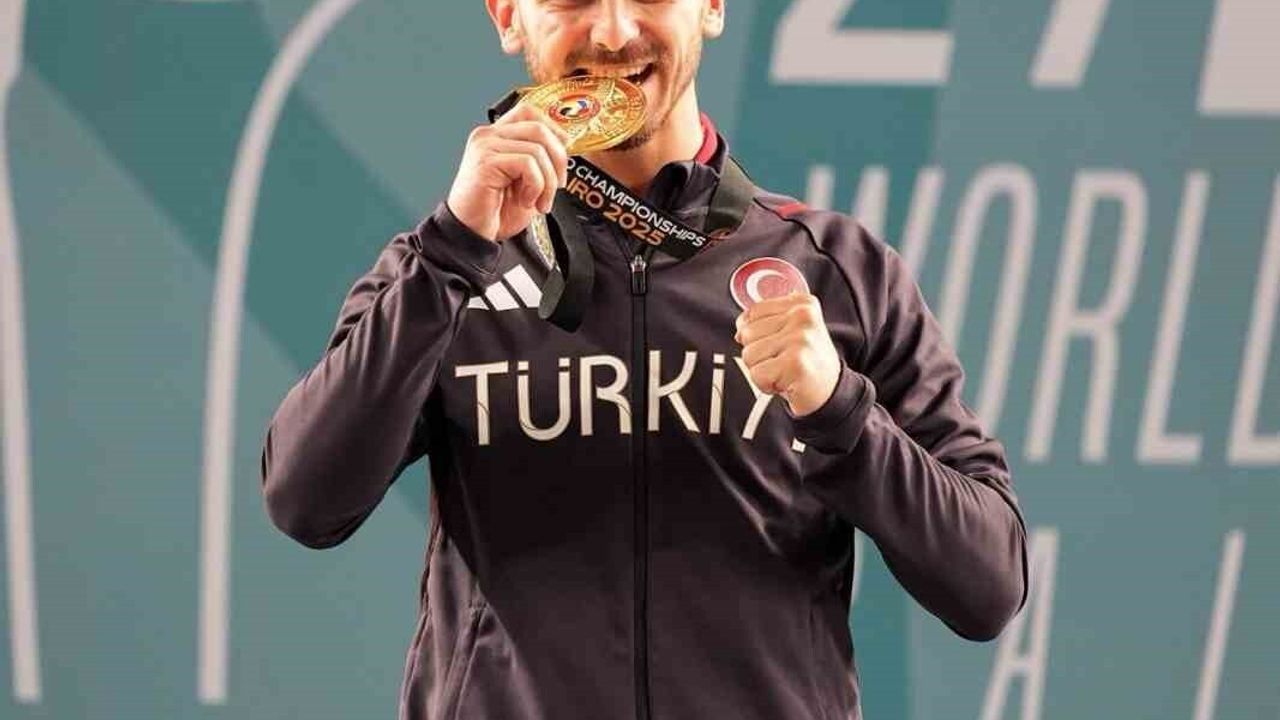 Eray Şamdan, Dünya Karate Şampiyonası'nda altın madalya kazandı
