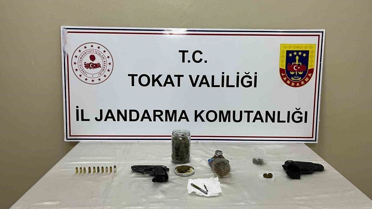 Erbaa'da jandarmadan uyuşturucu ve ruhsatsız silah ele geçirildi