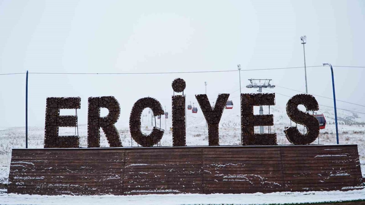 Erciyes’te kar yağışı: Dağ beyaza büründü, turizmciler sevindi