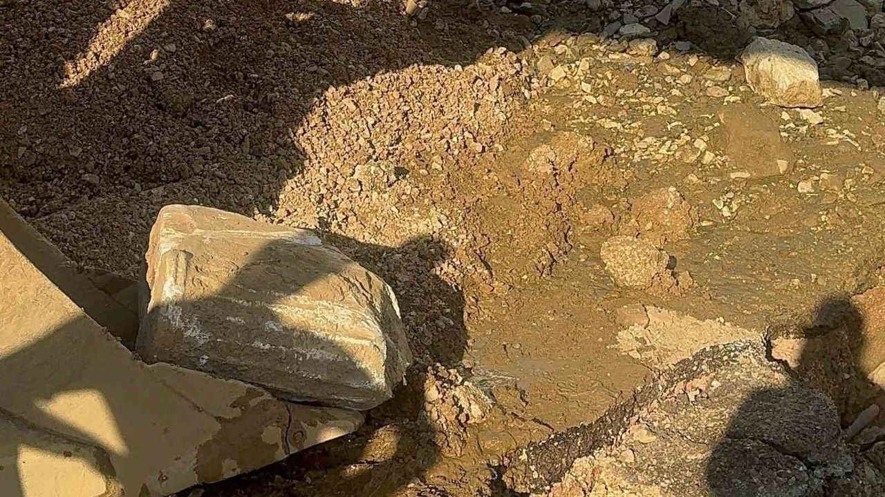 Erdek’te altyapı çalışmasında Bizans sütunu parçaları ortaya çıktı