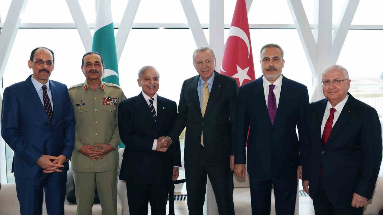 Erdoğan ile Muhammed Şahbaz Şerif Bakü'de Görüştü