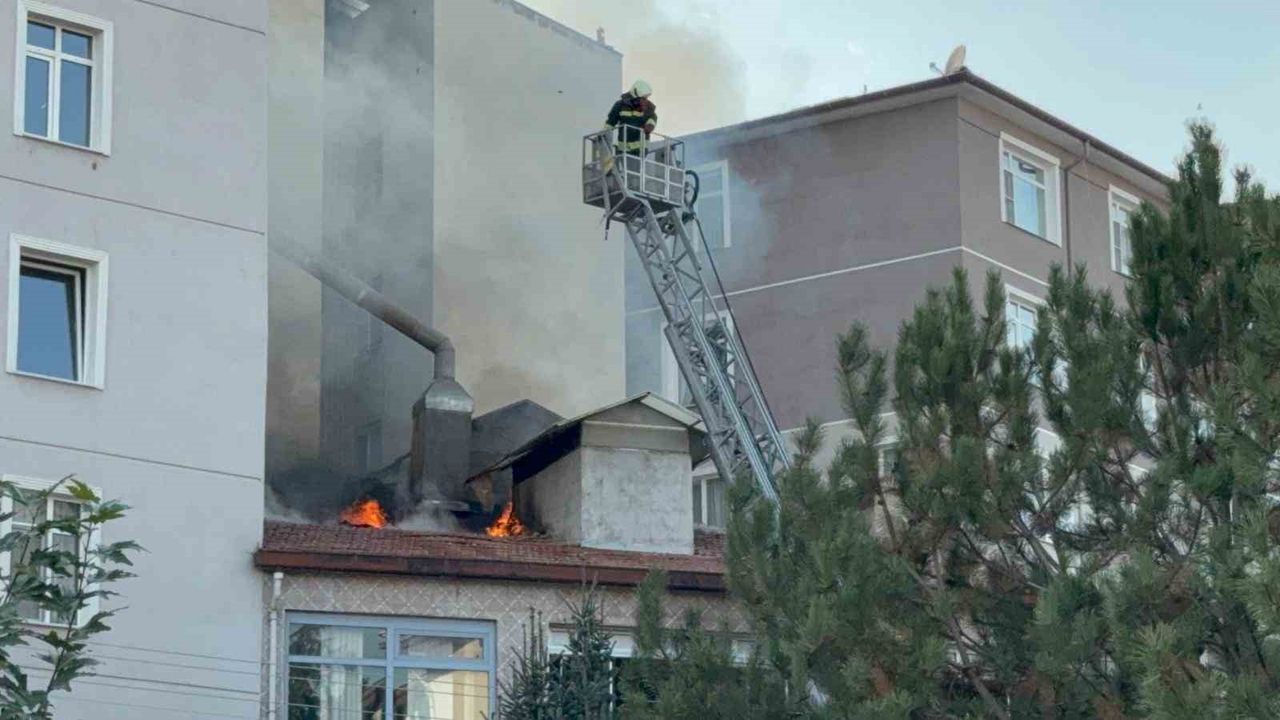 Ereğli'de iş hanı çatısında çıkan yangın kısa sürede söndürüldü