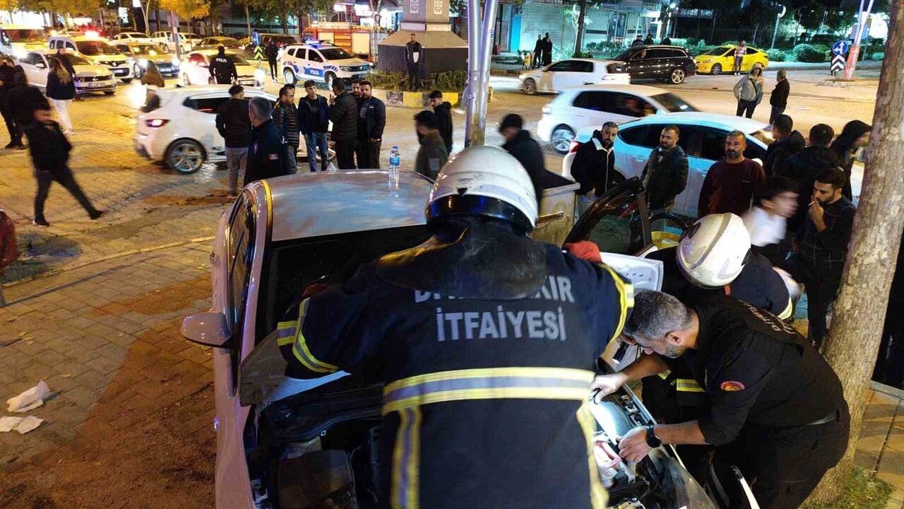 Ergani'de otomobil iş yeri merdivenine çarptı: 4 yaralı