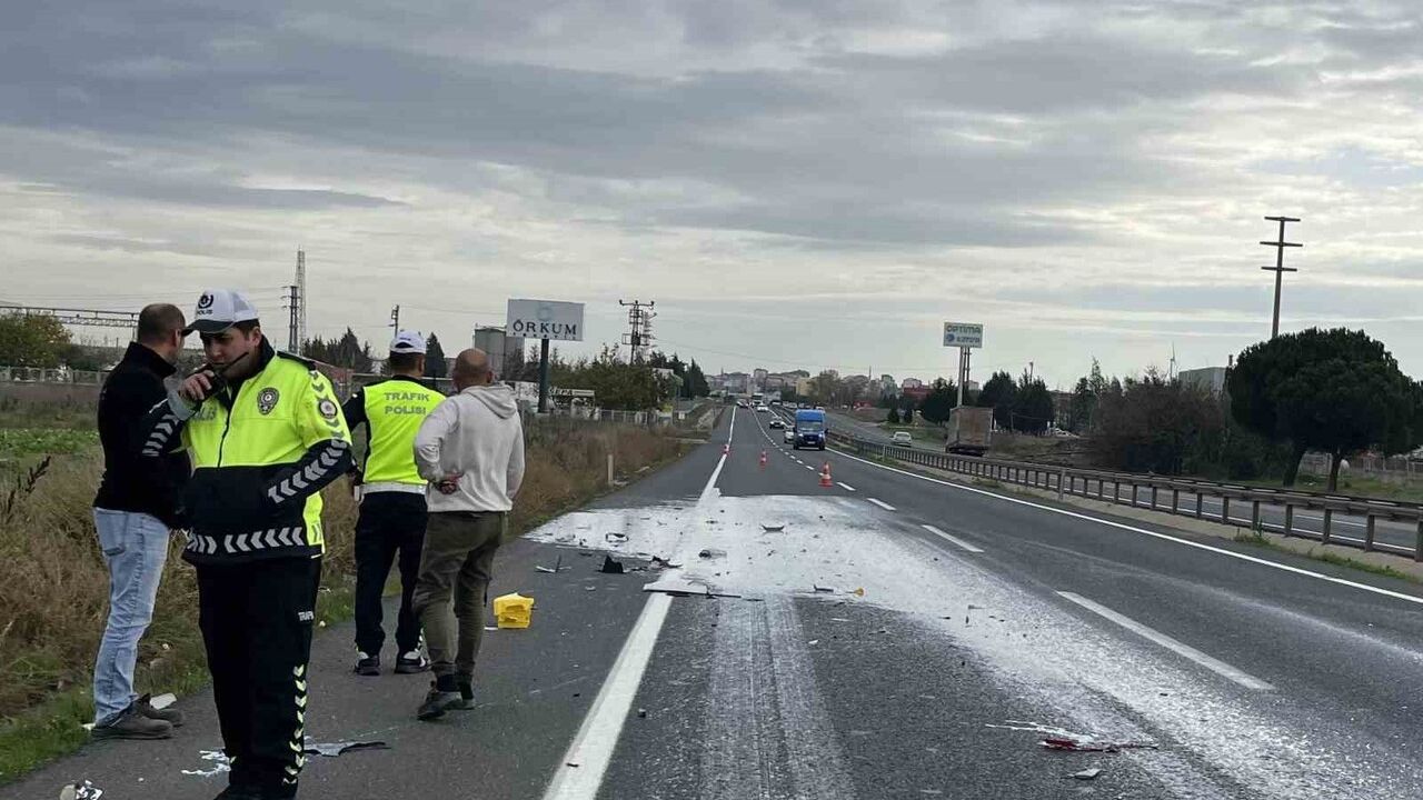 Ergene'de tıra çarpan mürekkep yüklü kamyonetin sürücüsü yara almadan kurtuldu