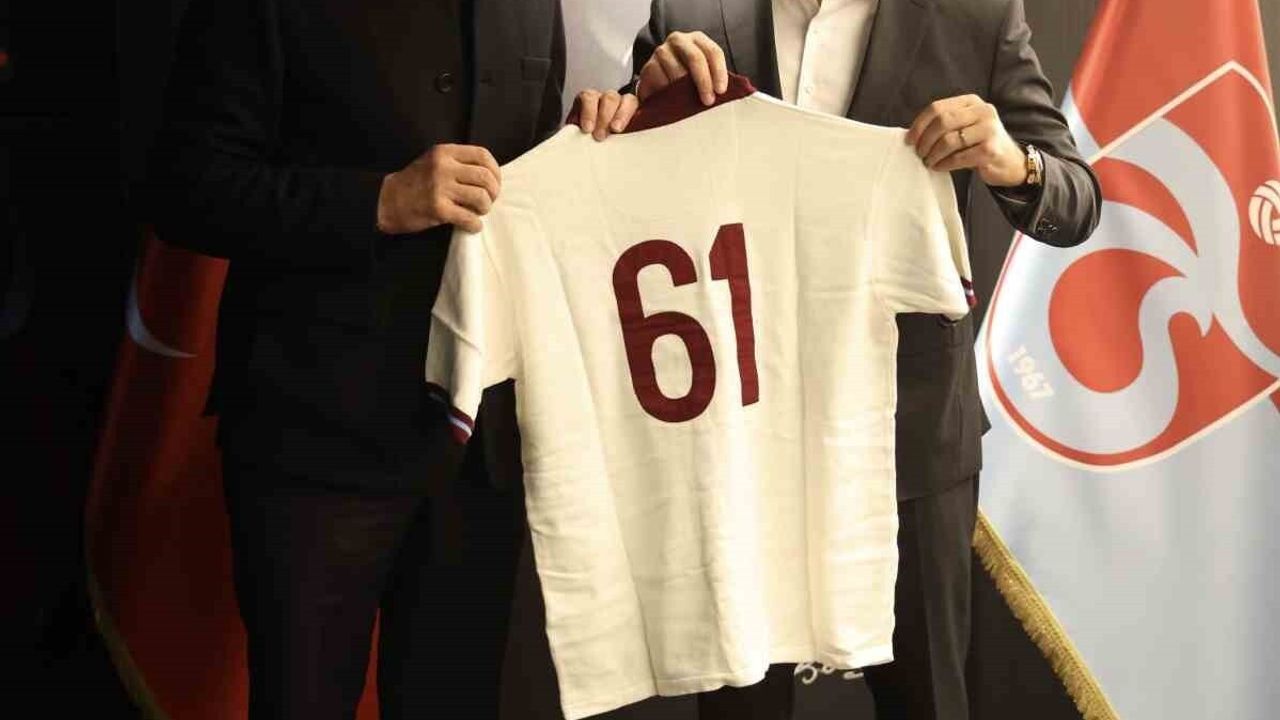 Ertuğrul Doğan'dan TFF Başkanı Hacıosmanoğlu'na Trabzonspor forması hediyesi
