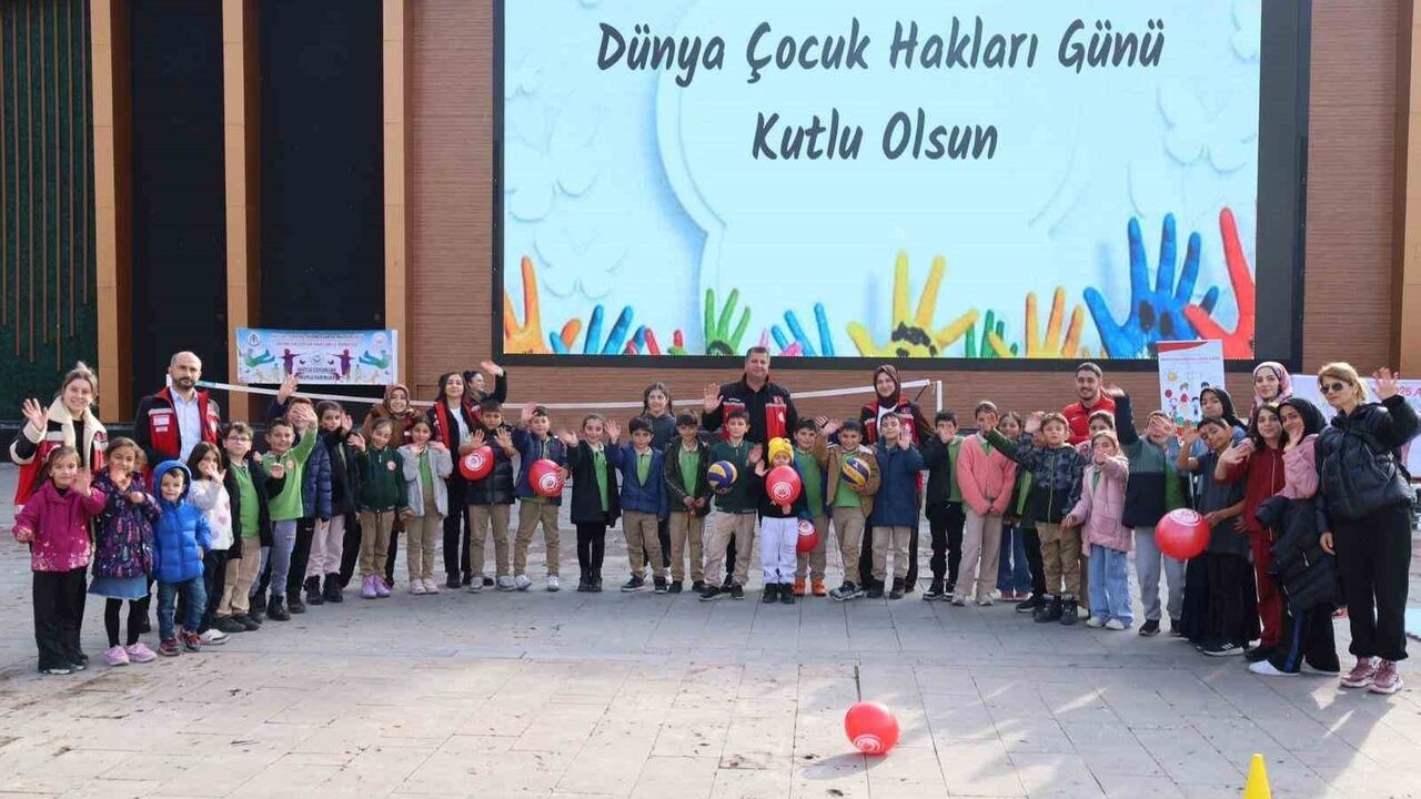 Erzincan'da 20 Kasım Dünya Çocuk Hakları Günü Etkinlikleri Yoğun Katılımla Gerçekleşti
