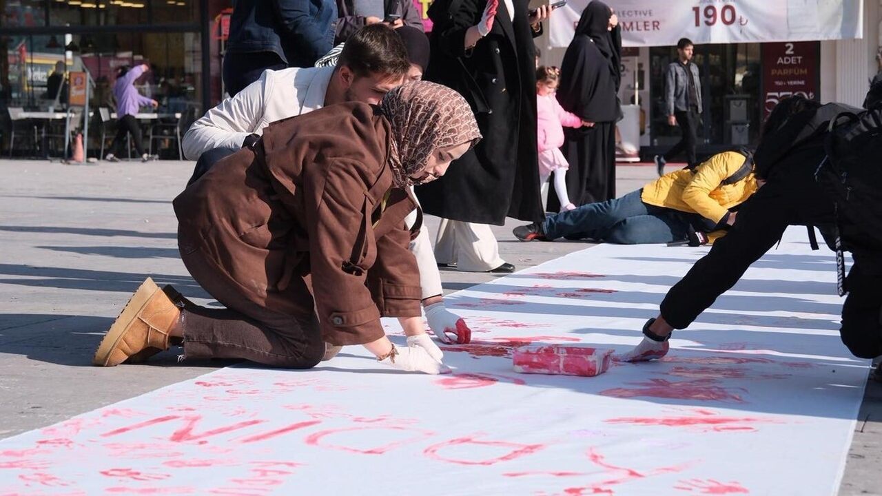 Erzincan'da 50 metrelik bezle 'Şiddete Hayır' çağrısı