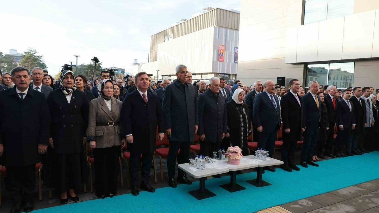 Erzincan'da 500 yataklı Mengücek Gazi Eğitim ve Araştırma Hastanesi resmen açıldı