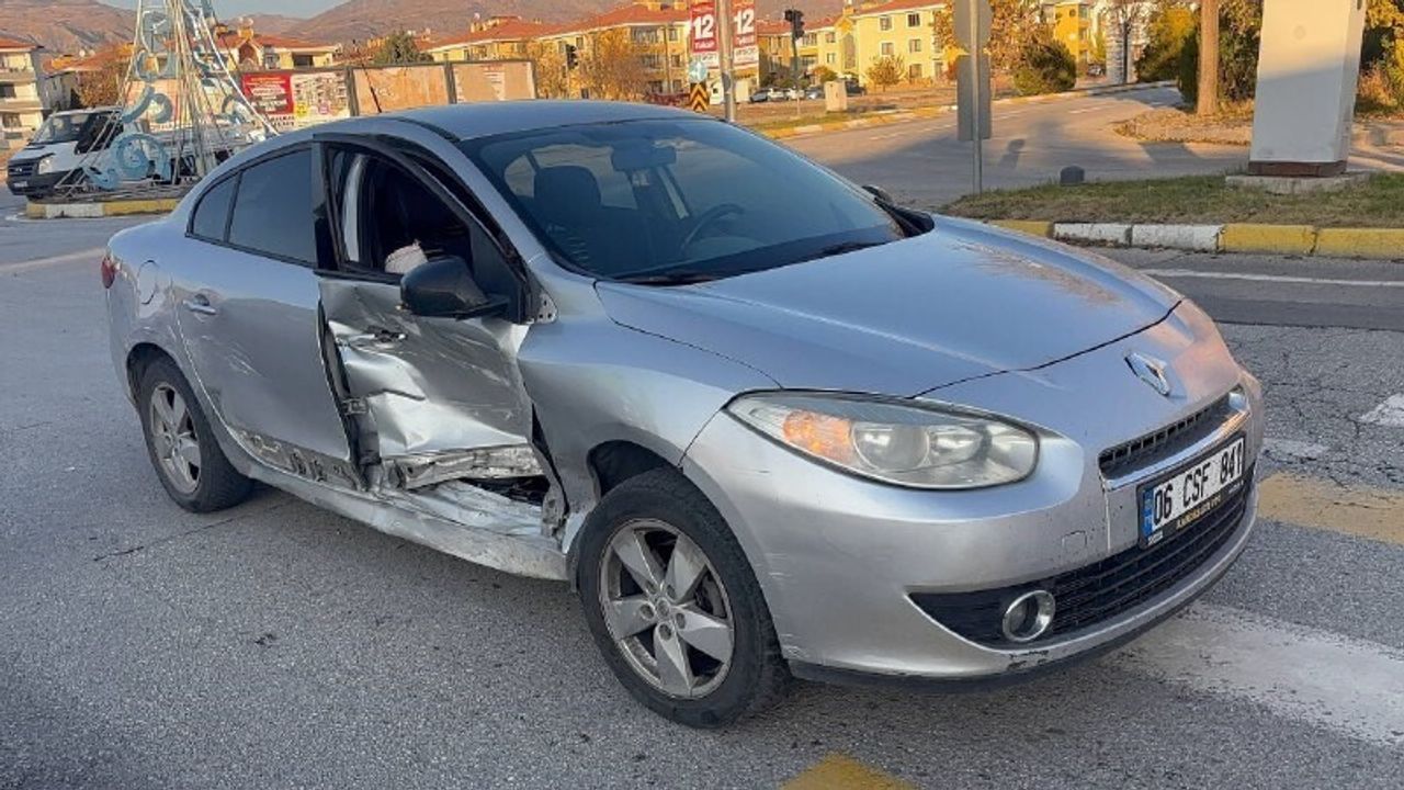 Erzincan'da kavşak kazası: 2'si çocuk 4 yaralı