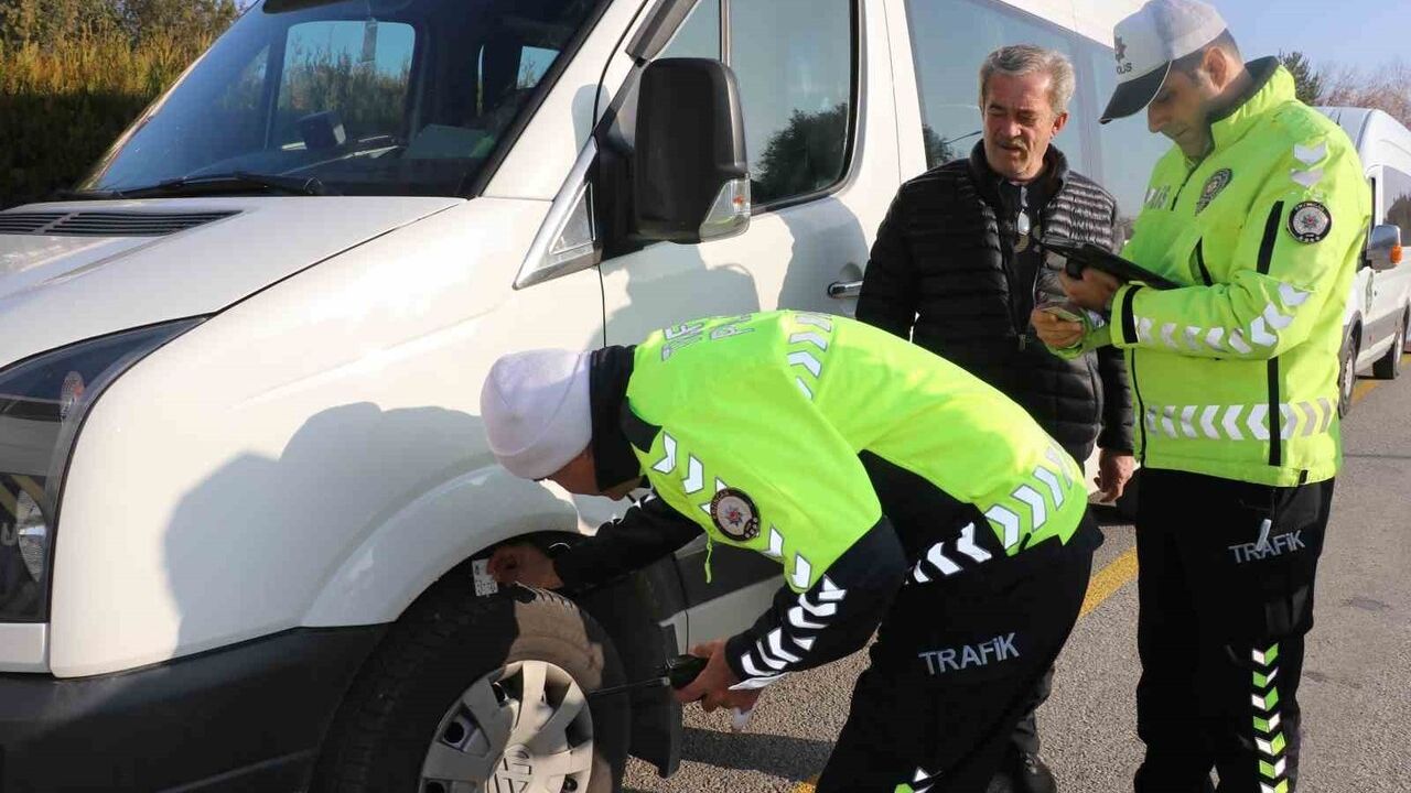 Erzincan’da okul servislerine kış lastiği denetimi yoğunlaştırıldı