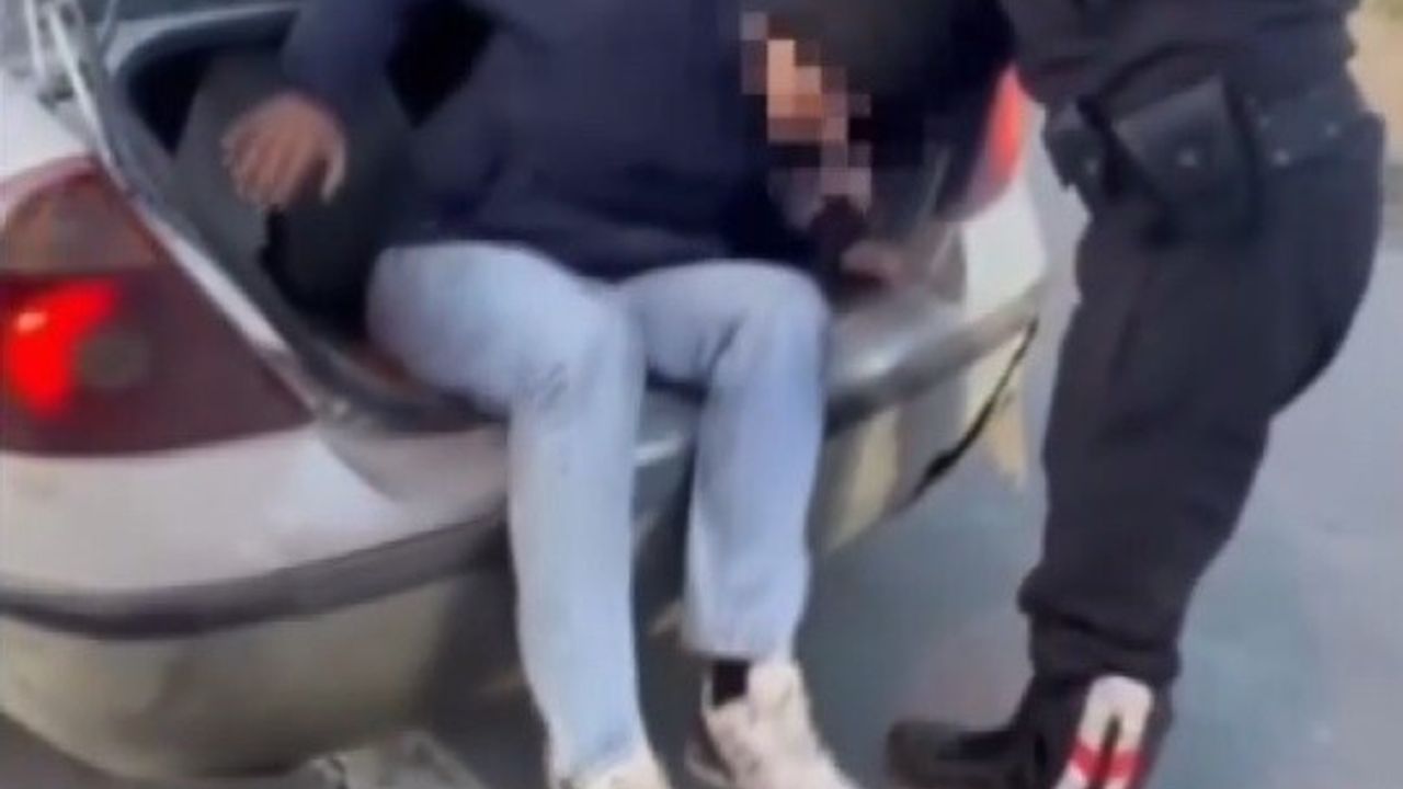 Erzincan'da otomobil bagajında 2 kaçak göçmen yakalandı