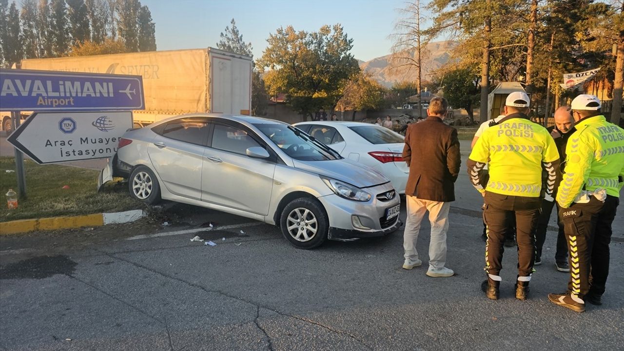 Erzincan'da Otomobil Çarpışması: 5 Yaralı