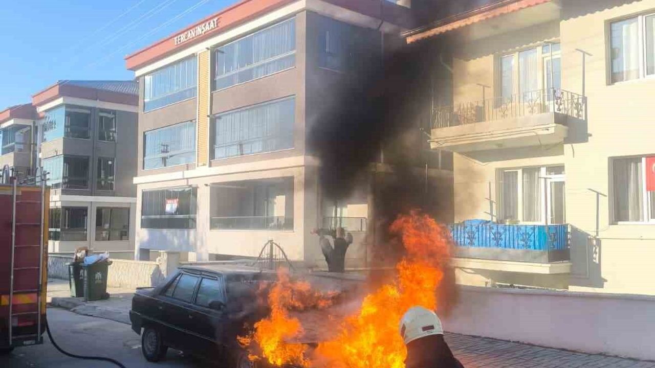 Erzincan'da park halindeki otomobilde yangın