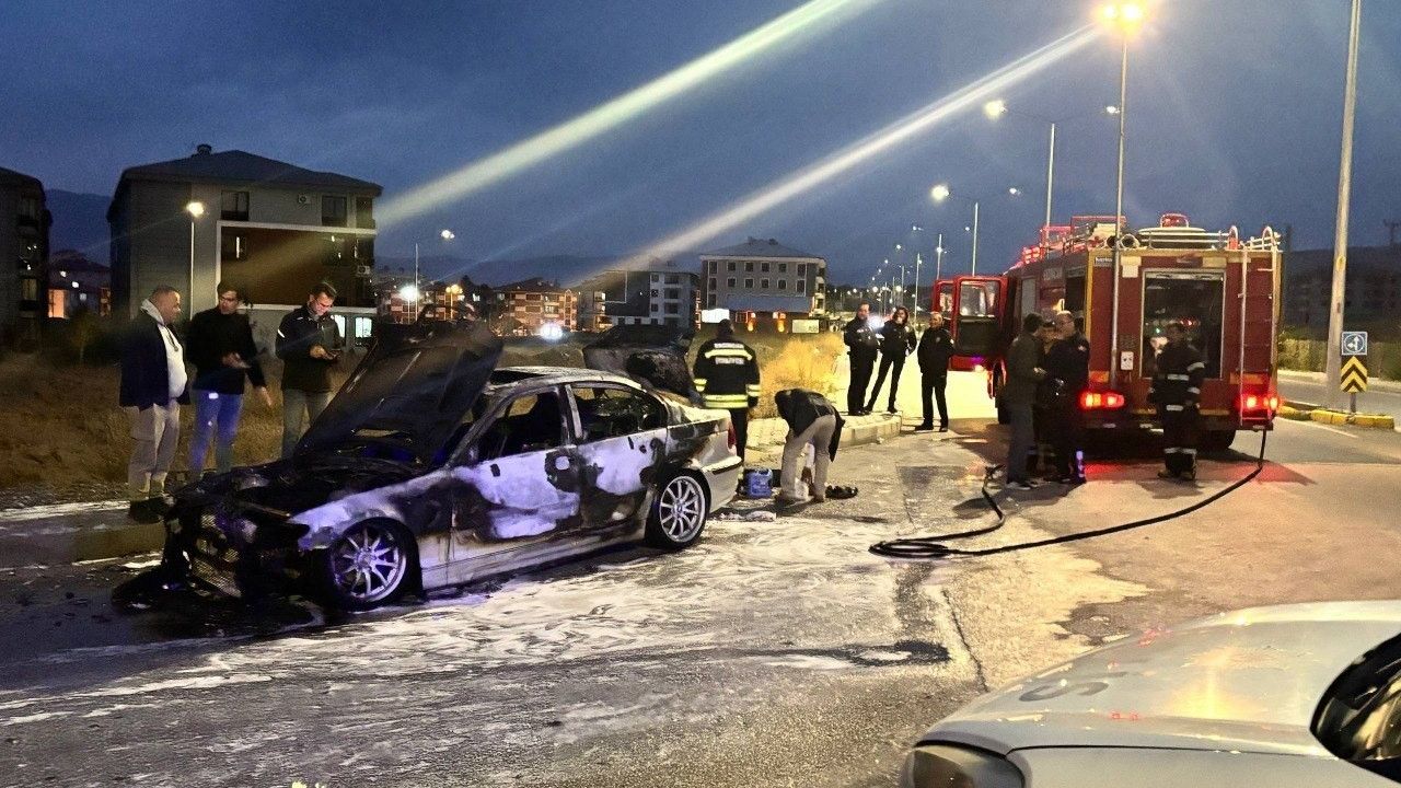 Erzincan'da Seyir Halindeki Araç Alev Aldı