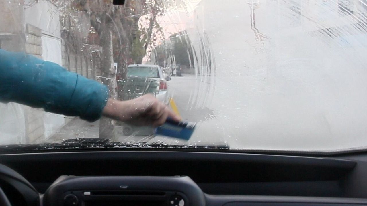 Erzincan'da soğuk hava: Araç camları buz tuttu