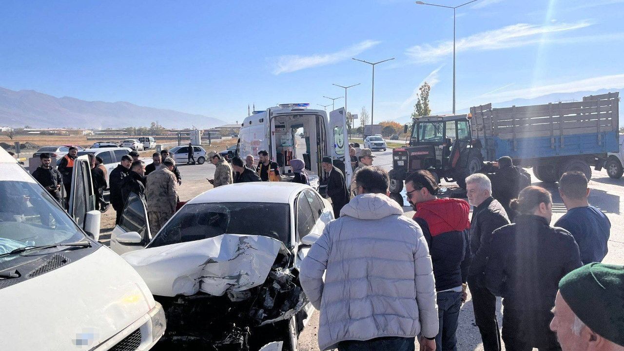 Erzincan'da üç aracın karıştığı kaza: 2 kişi yaralandı