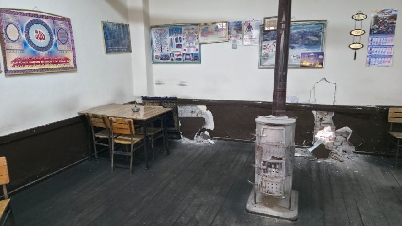 Erzincan'daki Çay Ocağında Yıkım Paniği: Müşteriler Canlarını Kurtardı