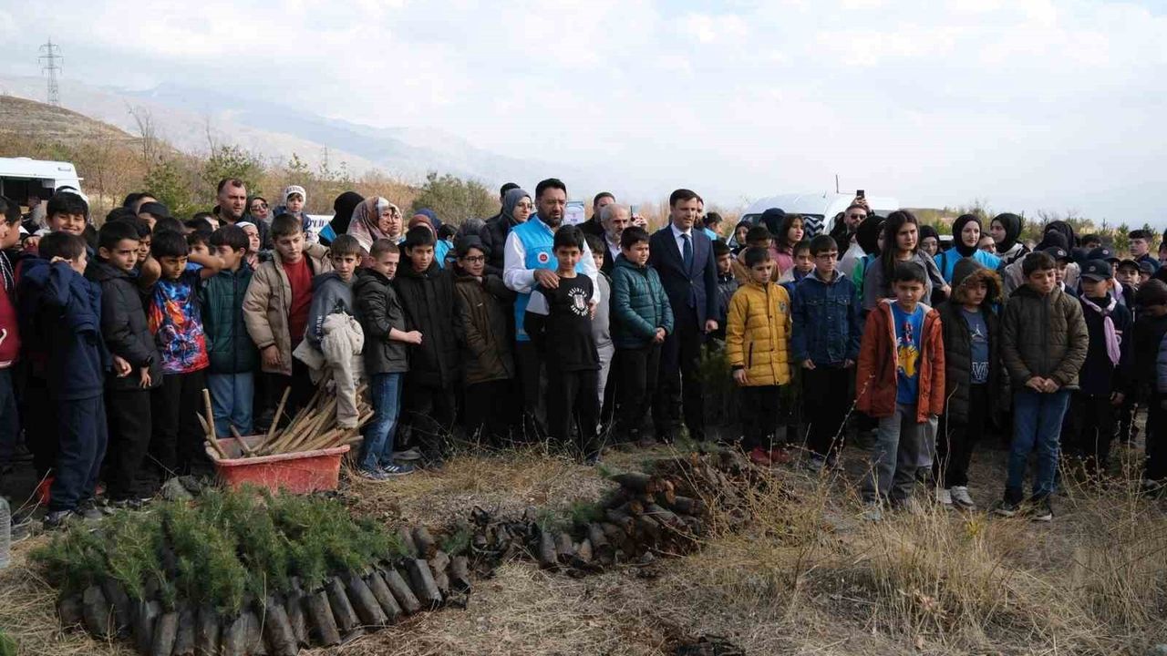 Erzincan Esentepe'de Milli Ağaçlandırma Günü'nde fidan dikimi
