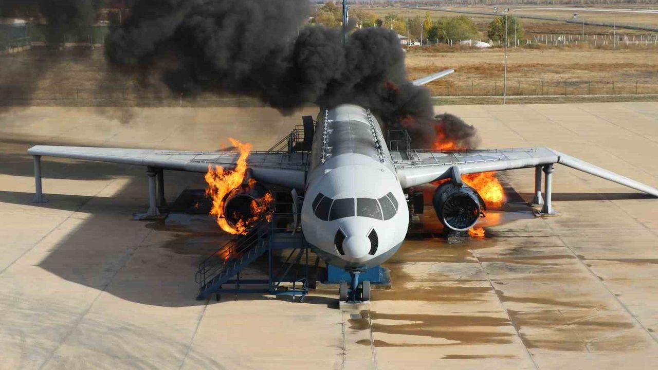 Erzincan Havalimanı'nda gerçeğe yakın uçak yangını tatbikatı