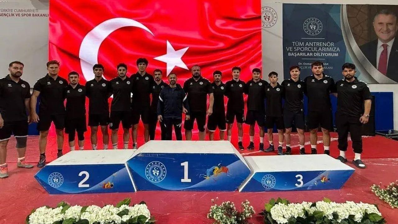 Erzincan İl Özel İdaresi 1. Lig Grekoromen'de yarı finale yükseldi