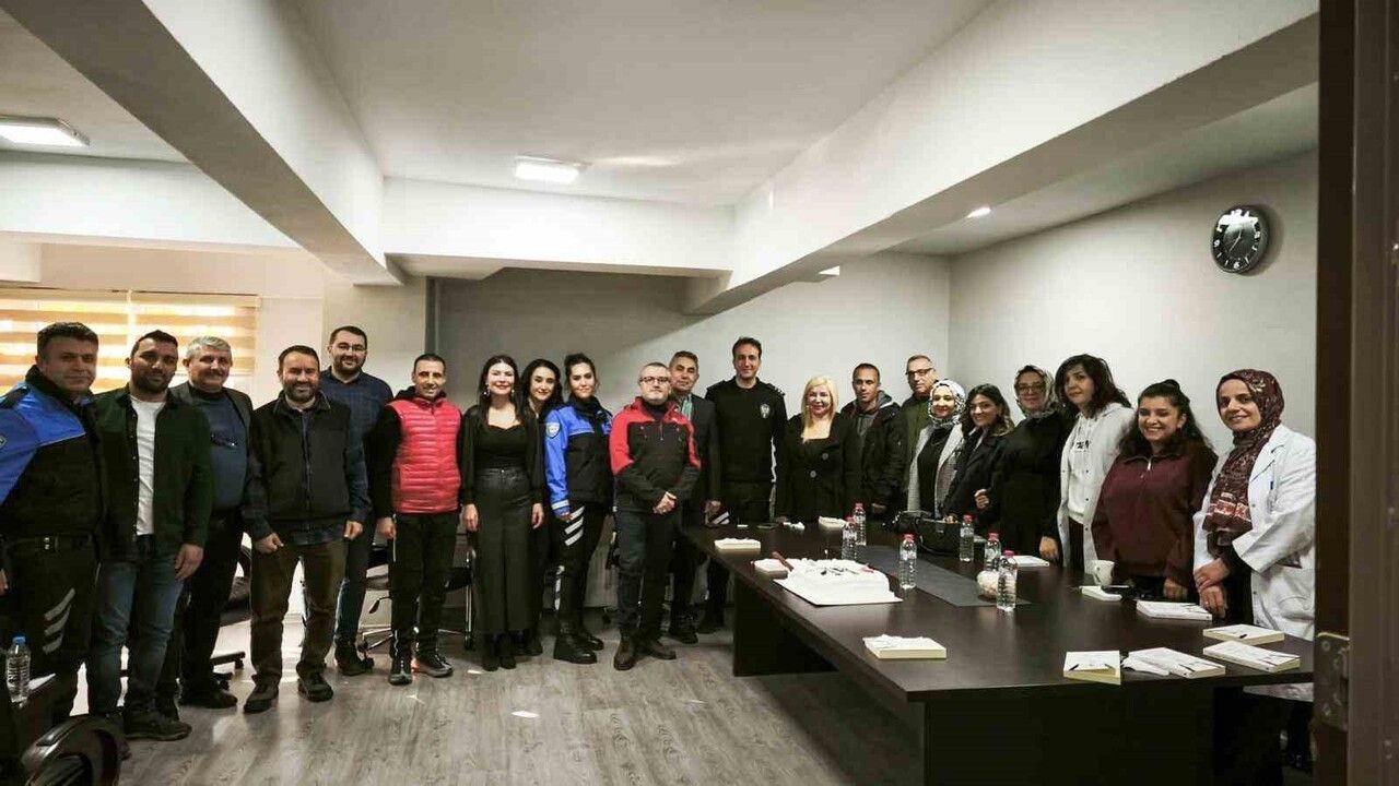 Erzincan Polisi'nden Öğretmenlere 24 Kasım Sürprizi