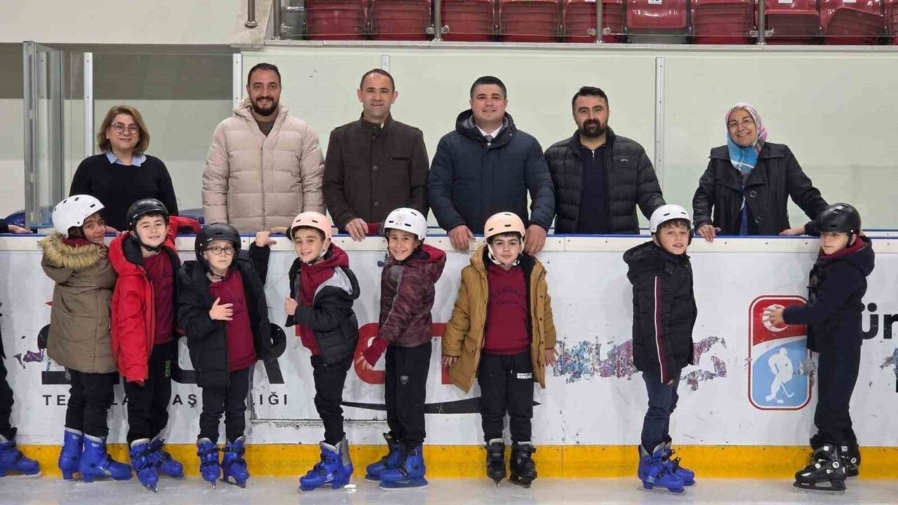 Erzurum'da 'Ders zili buzda çalacak' projesiyle genç buz hokeyciler yetişiyor