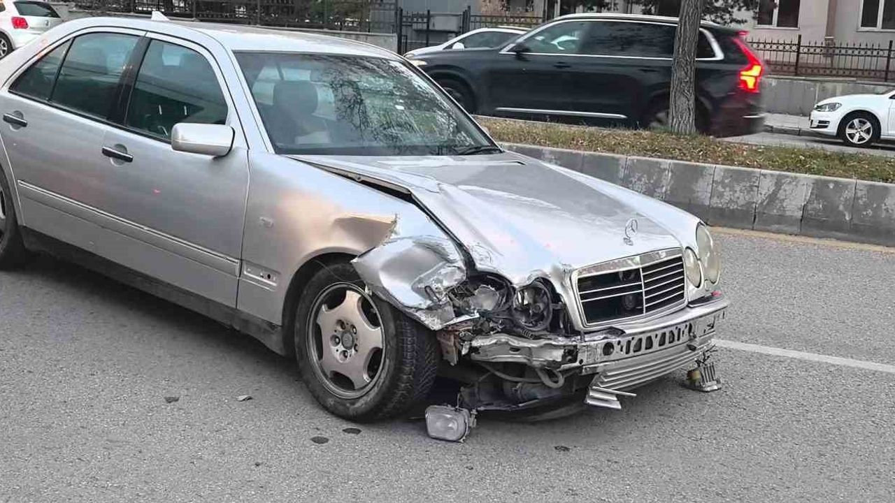 Erzurum'da Forum önünde kaza: İki otomobil çarpıştı, 3 yaralı