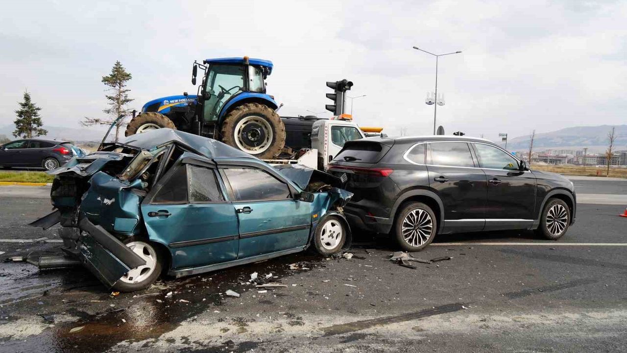Erzurum'da freni boşalan kamyon zincirleme kazaya neden oldu: 2 yaralı